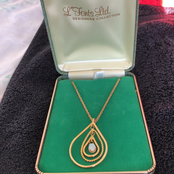 Vintage Opal like free moving oval stone, 3 free moving oval gold colored hoops. - Picture 4 of 9